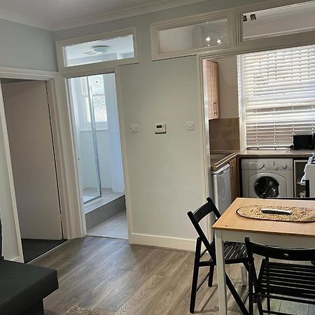 Complete One Bedroom Flat In Chiswick London, Fully Furnished Exterior photo